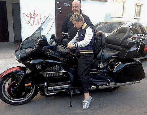 Во время поездки в Швейцарию Светлана решила освоить мотоцикл. Артистке понравилось. Фото: личный архив Светланы Сургановой.