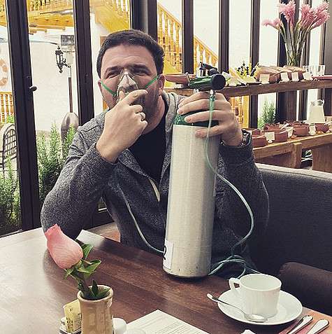 В горах Максиму Виторгану пришлось некоторое время дышать через кислородный баллон. Фото: Instagram.com.