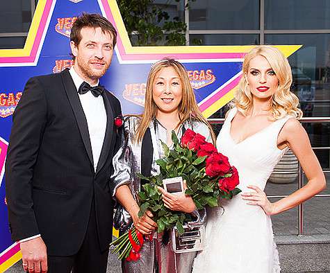 Анита Цой одной из первых поздравила Сашу Савельеву и Кирилла Сафонова.