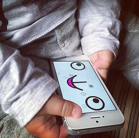 Дочь Ольги Шелест уже пытается осваивать iPhone. Фото: Instagram.com/olgashelest.
