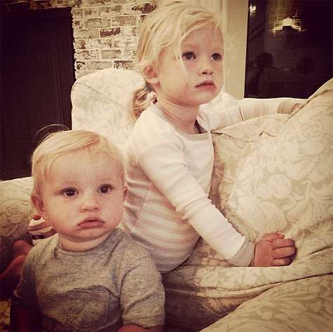 Симпсон и Джонсон были рады вернуться к своим детям — двухлетней дочке Максвелл и годовалому сыну Эйсу. Фото: Instagram.com/jessicasimpson.
