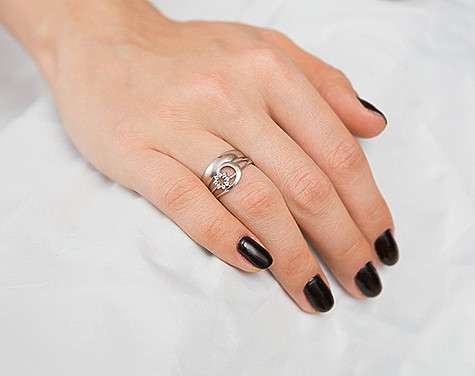 Помолвочное кольцо может быть необычной формы. Фото: Антон Барановский.
