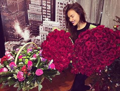 На свой день рождения Ирина была буквально завалена роскошными букетами. Фото: социальные сети