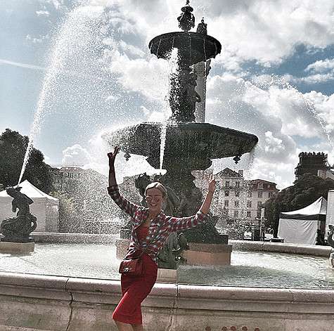 buzova86: «Я на месте. Любовь творит чудеса. Можно преодолеть тысячи километров, прилететь на другой конец Европы, не спать всю ночь - чтобы быть рядом с любимым, вечером будем болеть за Локомотив, а пока выгуливаю свое красное платье и знакомлюсь с Лисса buzova86: «Я на месте. Любовь творит чудеса. Можно преодолеть тысячи километров, прилететь на другой конец Европы, не спать всю ночь - чтобы быть рядом с любимым, вечером будем болеть за Локомотив, а пока выгуливаю свое красное платье и знакомлюсь с Лисса