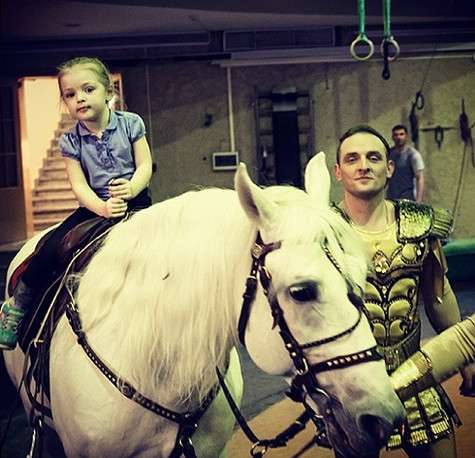 Аскольд Запашный тренирует дочь. Фото: Instagram.com.