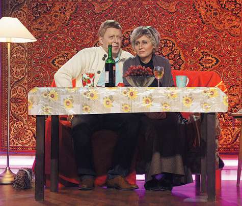 Недавно в «Большой разнице» сняли пародию на свадьбу Авдотьи Смирновой и Анатолия Чубайса. Похожи не только актеры, но и интерьер с ковром, как на знаменитой фотографии новобрачных, выложенной в одной из соцсетей. Фото: продюсерская компания «СРЕДА».