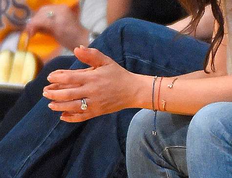 На левой руке Милы Кунис несложно разглядеть два кольца. Фото: AP.