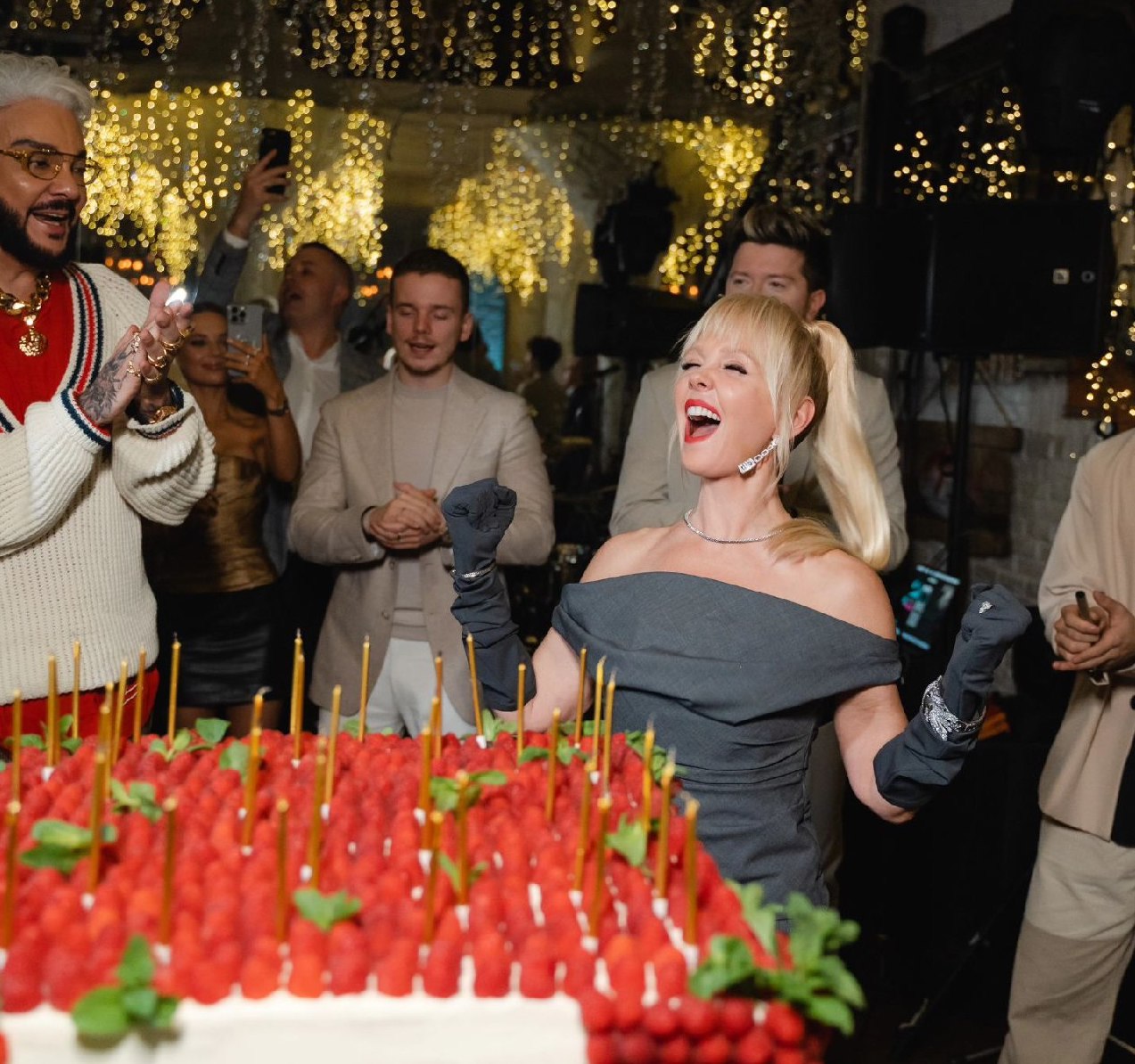Танцы до упаду и 56 свечей: как Валерия отметила день рождения