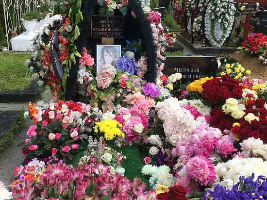 На могилу Жанны принесли множество цветов