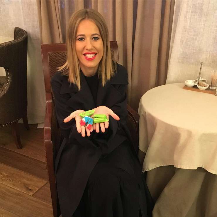 Ксения Собчак с удовольствием ест конфеты