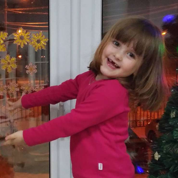 У маленькой Маши в четыре года уже выпали два зуба