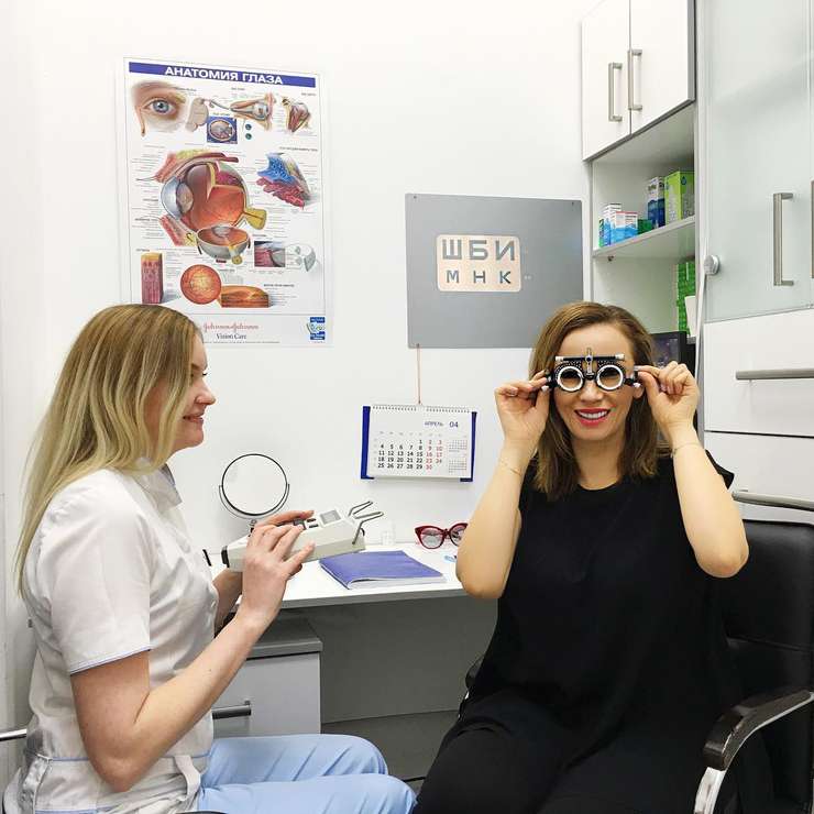 Телеведущая теперь вынуждена подбирать очки