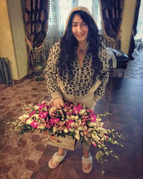 Дорогое пальто и кольцо с камнем: как поздравляли Лолиту