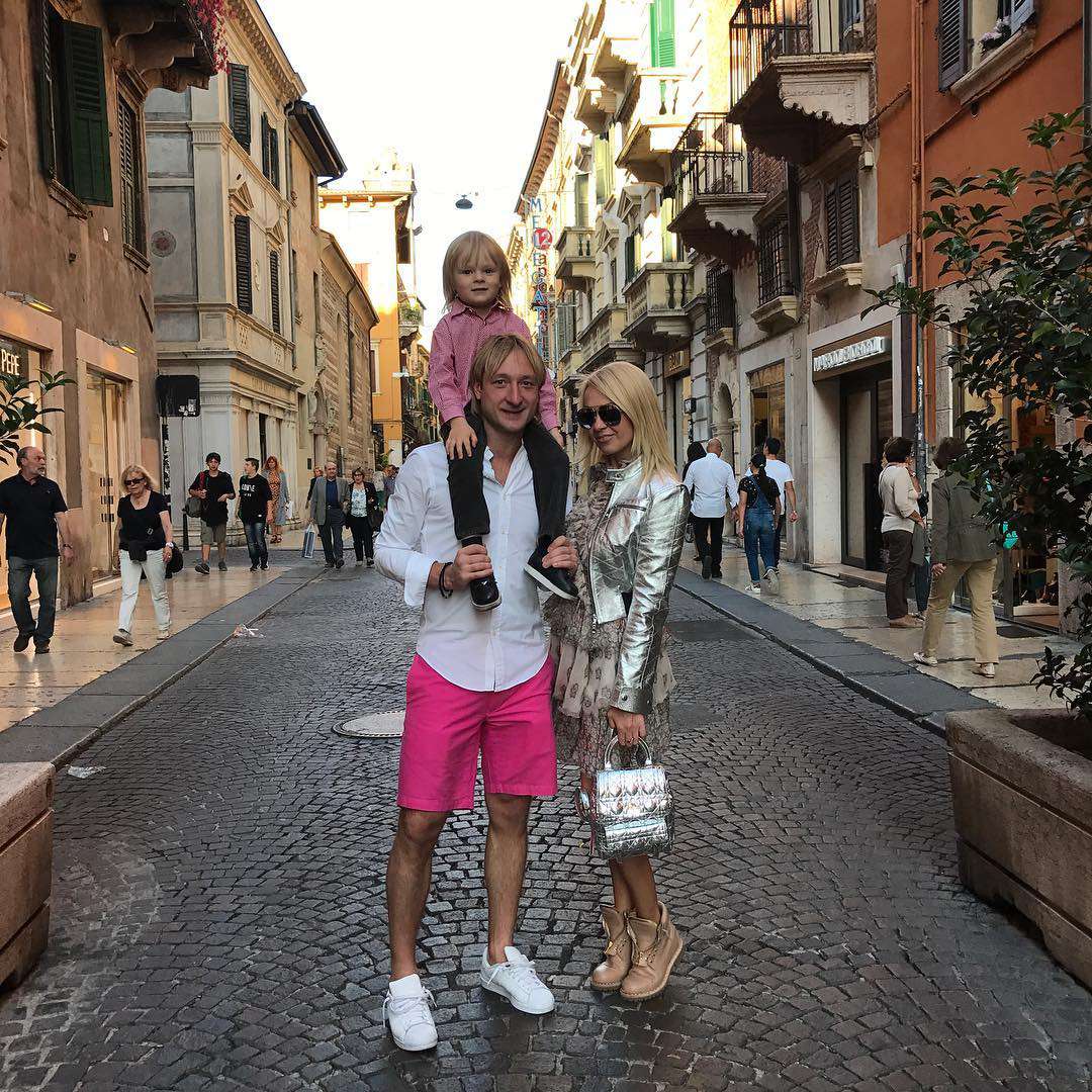 Евгений Плющенко с женой Яной Рудковской и сыном Александром