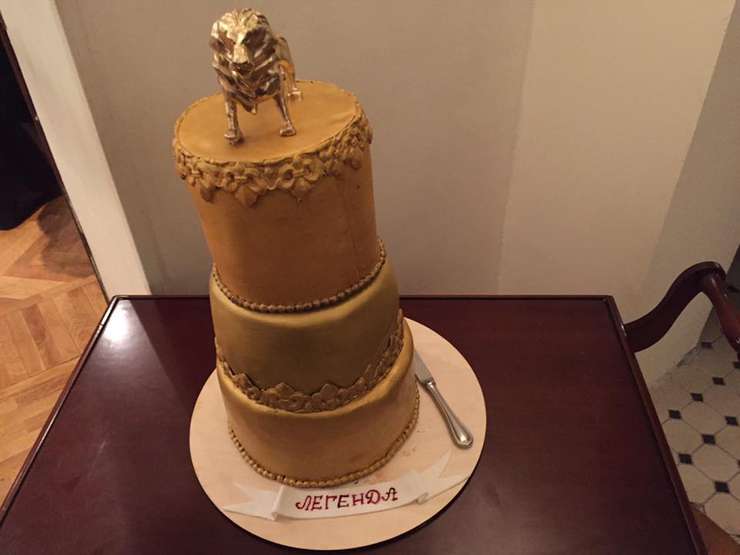 Льву Новоженову подарили золотой торт со львом