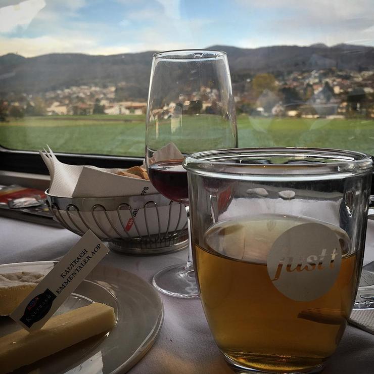 Утро для супругов началось с романтического завтрака в поезде в Женеву