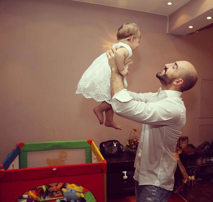 Актриса души не чает в своей дочке и супруге Актриса души не чает в своей дочке и супруге