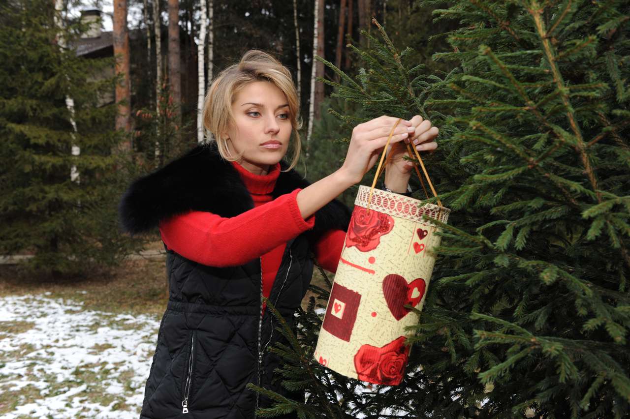 Катя Архарова наряжает елку прямо в лесу