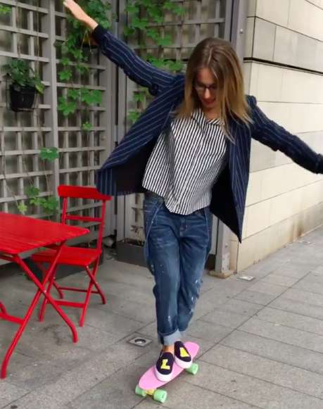 На видео Ксюша лихо гоняет на скейте... На видео Ксюша лихо гоняет на скейте...