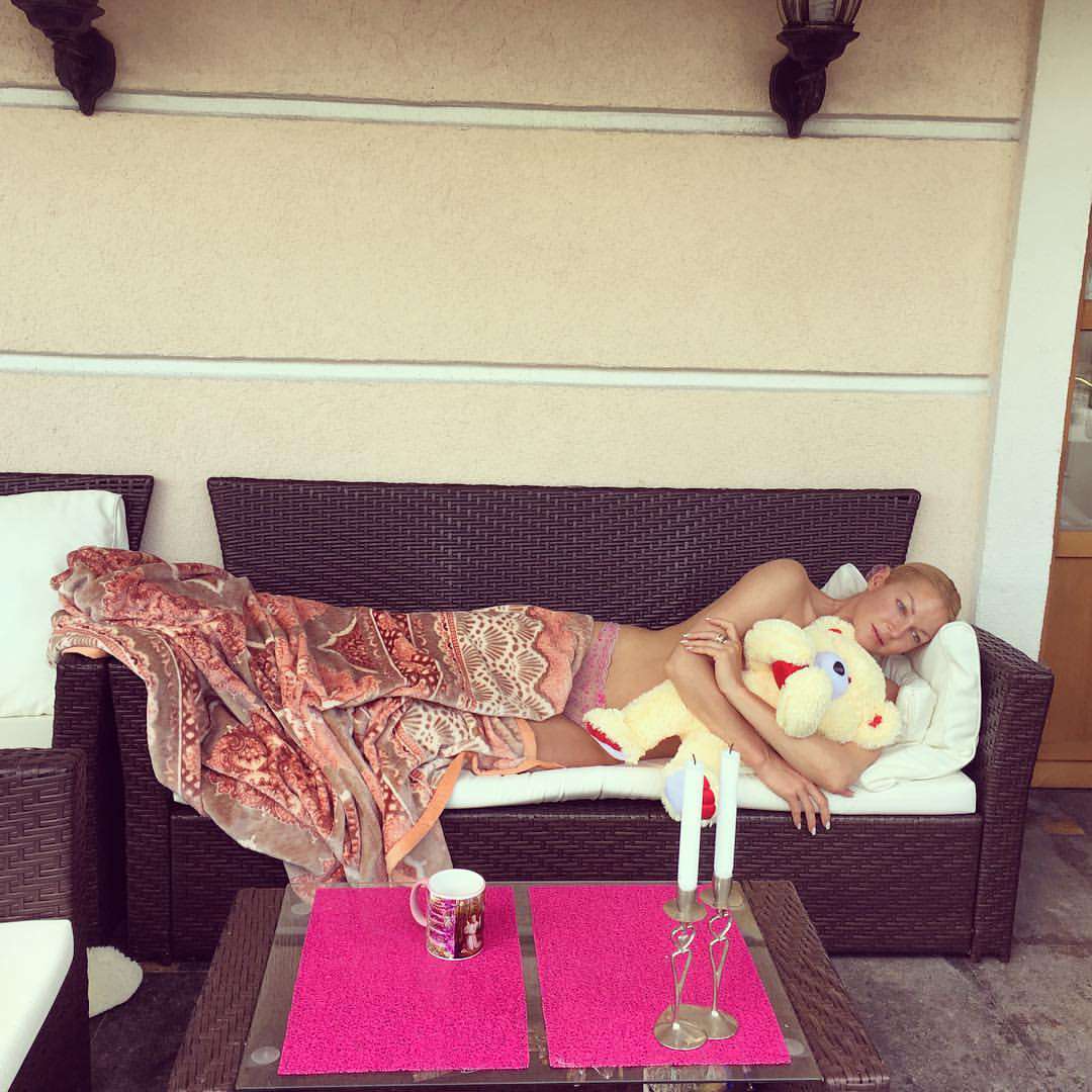 Анастасия Волочкова шокировала фотографией с плюшевым мишкой