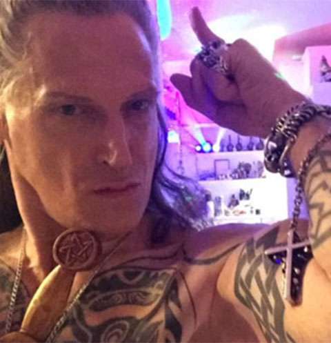 Что заставило актера избавиться от растительности на лице?