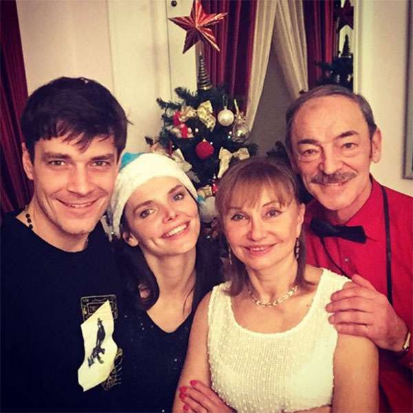Елизавета с мужем Максимом Матвеевым и своими звездными родителями