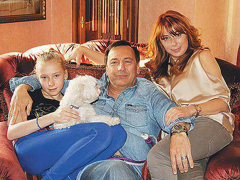 Алена Апина с мужем Александром Иратовым и дочкой Ксенией