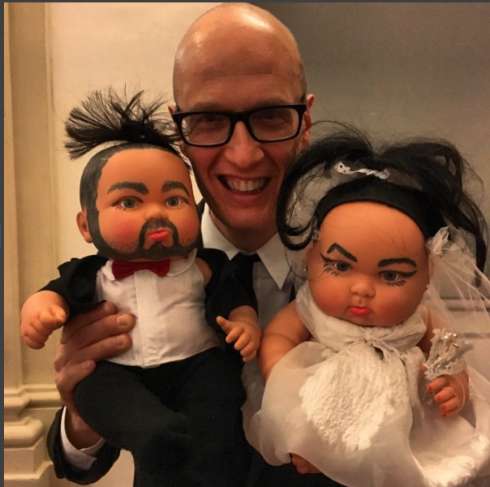 Вадим Верник с куклами жениха и невесты, которые украшали праздничный стол