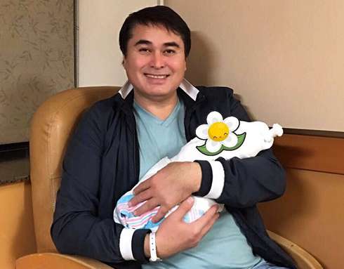Арман Давлетьяров с новорожденной дочерью