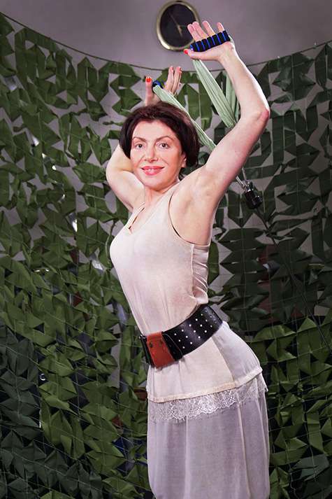 Выпрямление рук в стороны из прямого угла. Упражнение для средней части дельтовидной мышцы. Выпрямление рук в стороны из прямого угла. Упражнение для средней части дельтовидной мышцы.