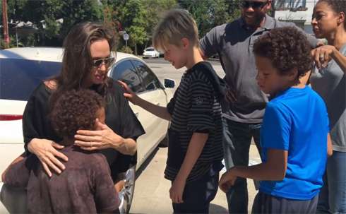 Анджелина Джоли с дочкой Шайло купила огромного плюшевого медведя