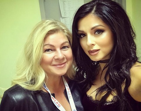 Нюша отвезла маму в Минск