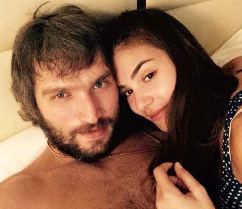 Александр Овечкин опубликовал постельный снимок со своей будущей женой