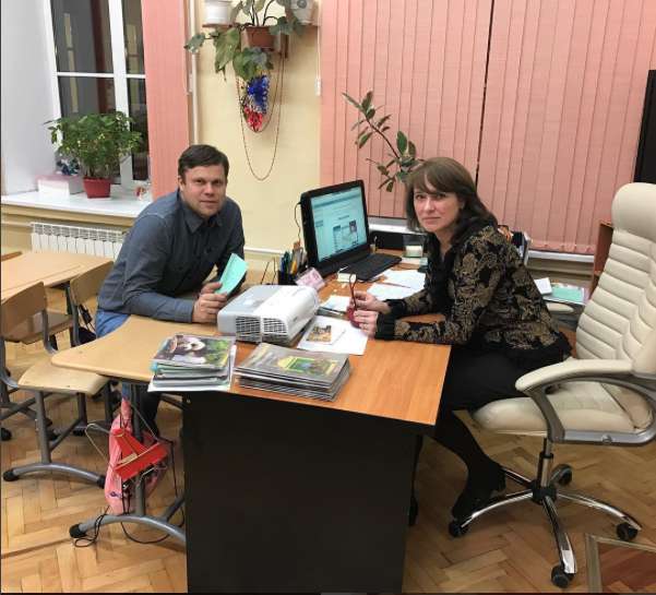 Спортсмен в школе выслушивает мнение учителя о сыне Спортсмен в школе выслушивает мнение учителя о сыне