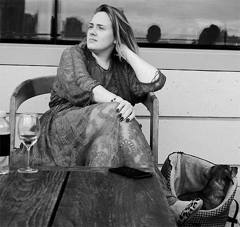 Адель показала лицо без макияжа