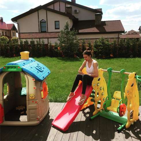 Сейчас Агния Дитковските живет в прекрасном загородном доме