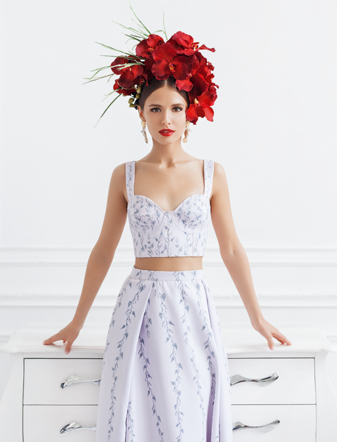 Топ и юбка, все – Lilas by Ekaterina Kormich; ободок, Alis BO & Kira Fiori Flower; серьги, Lux Brand 