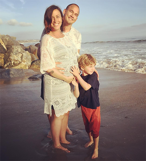 Беременная Аланис Мориссетт полностью обнажилась