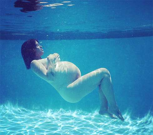 Аланис Мориссетт показала беременный живот