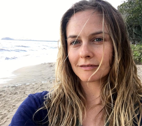 Алисия Сильверстоун оголилась ради овец