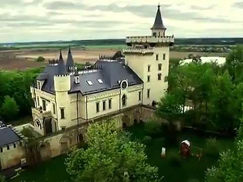 Замок Пугачевой и Галкина в деревне Грязь