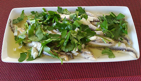 Маринованные анчоусы с чесноком и петрушкой