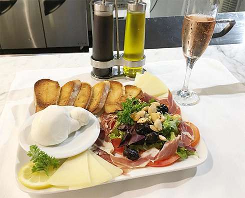 В Америке Чехова не ограничивает себя в еде