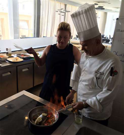 Анна Семенович научила поваров готовить сибаса