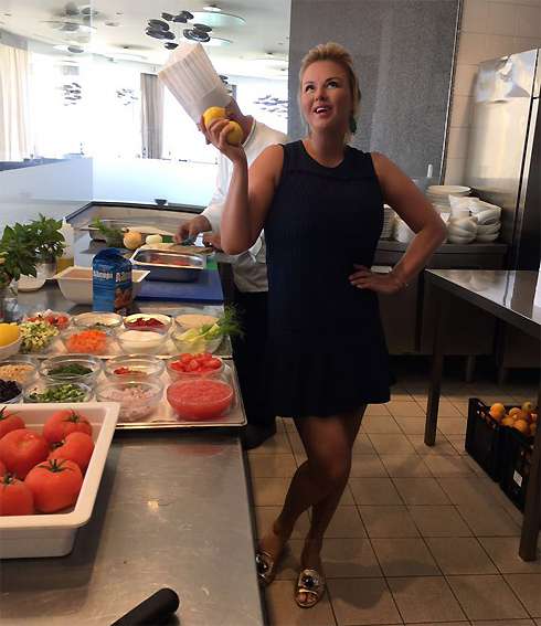 Анна Семенович устроила кулинарный переполох на греческом курорте
