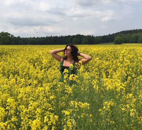 Анна Нетребко любит желтые цветы