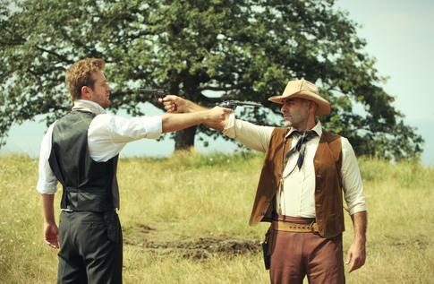 Актер Антон Денисенко сразился за честь возлюбленной