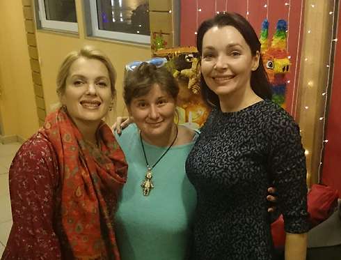  На день рождения сына Натальи Антоновой (на фото справа) пришла его крестная Мария Порошина (на фото слева) и актриса Юлия Куварзина. Никита, которому на днях исполнилось 10, был рад видеть на празднике всех