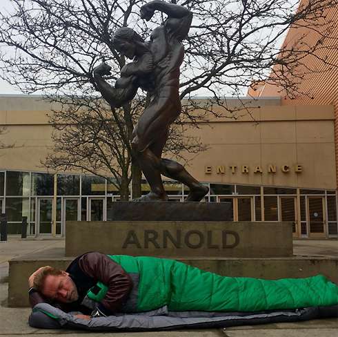Арнольд Шварценеггер посмеялся над собой и улегся спать у подножия собственной статуи