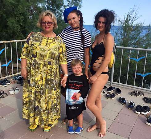 Эвелина Бледанс с сыном Семеном, гендиректор фестиваля Алые паруса Артека Ирина Громова( слева) и исполнительный директор Наталья Громова (справа)